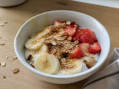 Bol De Yogur Con Plátano, Fresas, Avena Y Miel