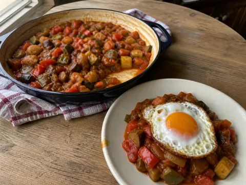 Pisto Casero De Verduras Con Huevo Frito