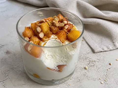 Vasitos De Yogur Y Limón Con Melocotón Dorado