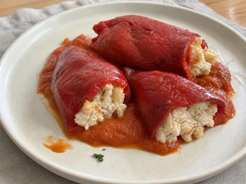 Pimientos Del Piquillo Rellenos De Bacalao Con Salsa De Tomate