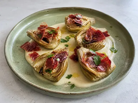 Alcachofas Doradas Con Crema De Parmesano Y Jamón Crujiente