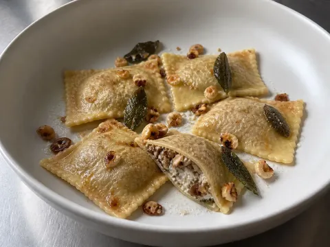 Raviolis Caseros De Boletus Y Ricotta Con Mantequilla De Salvia
