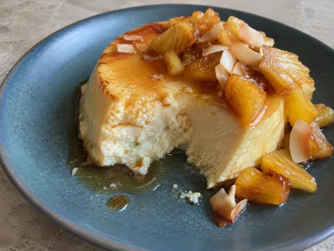 Flan cremoso de coco con piña caramelizada