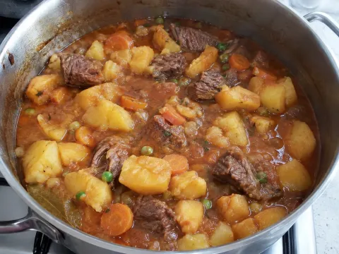 Guiso Tradicional De Carne Con Patatas