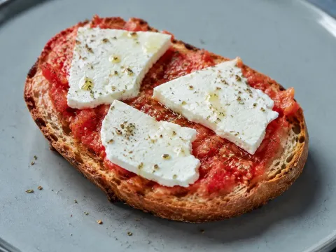 Tostadas De Tomate Y Queso Fresco