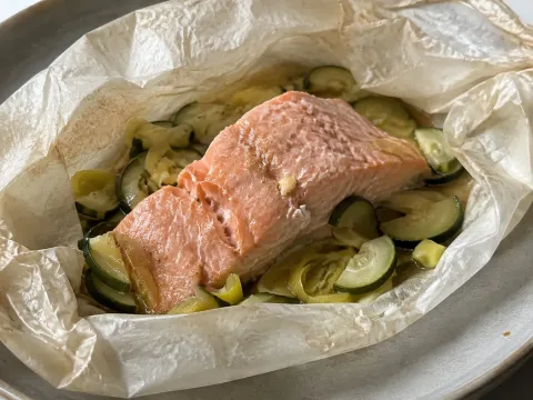 Salmón En Papillote Con Puerro Y Calabacín