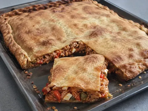 Empanada Gallega De Atún Y Pimientos