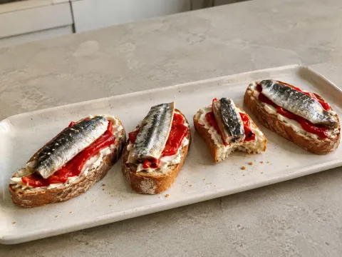 Tostas De Sardina Con Pimiento Asado Y Queso Crema