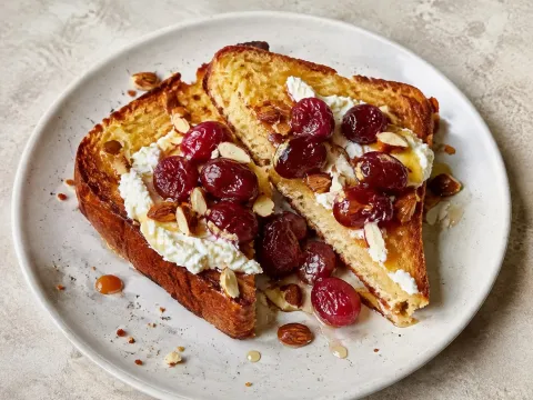 Brioche Tostado Con Ricotta Y Uvas Caramelizadas