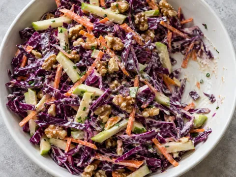 Ensalada Crujiente De Col Lombarda, Manzana Y Nueces