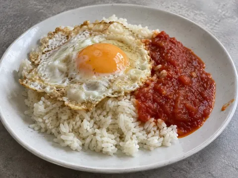 Arroz Blanco Con Huevo Frito Y Tomate Casero