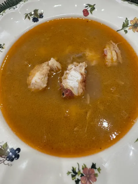 Sopa de pixín tradicional asturiana con marisco
